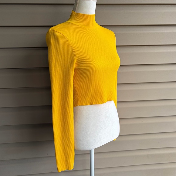 •H&M Divided• Mock Neck Cropped Top - Size Medium - Picture 4 of 7